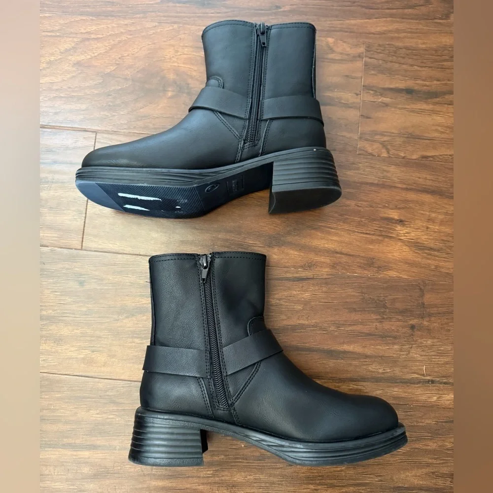 NWOT Steve Madden Girls JFlyer Black Moto Boots with Buckle Detail-Size 2